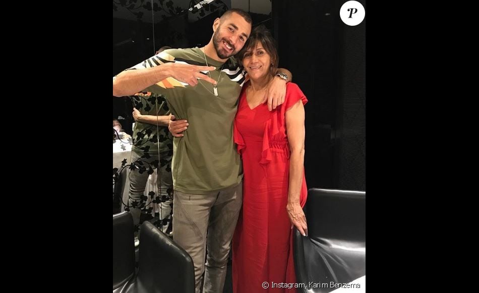 Karim Benzema pose avec sa maman Wahida à l'occasion de son 60e anniversaire. Instagram août 2017.