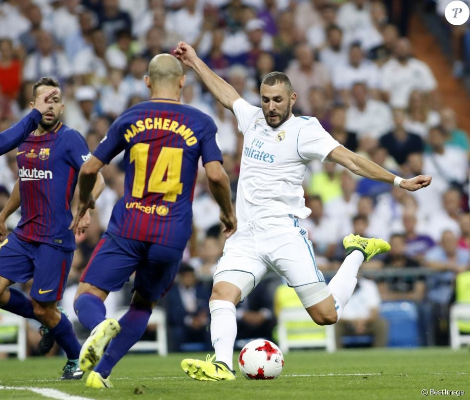 Javier Mascherano et Karim Benzema. Finale de la Supercoupe d'Espagne "Real Madrid - FC Barcelone" au stade Santiago Bernabeu à Madrid, le 16 août 2017.