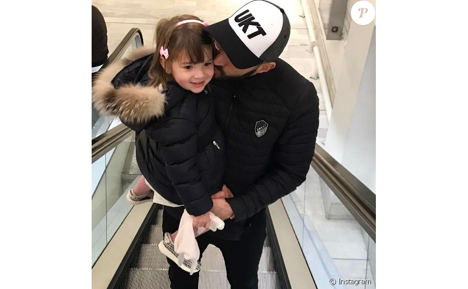 Karim Benzema dépose un tendre bisou sur la joue de sa fille Mélia, 3 ans. Photo publiée sur Instagram en février 2017.