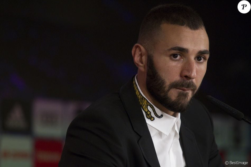 Karim Benzema annonce, lors d'une conférence de presse au stade Santiago Bernabeu, la prolongation de son contrat au club Real Madrid. Le 21 septembre 2017.