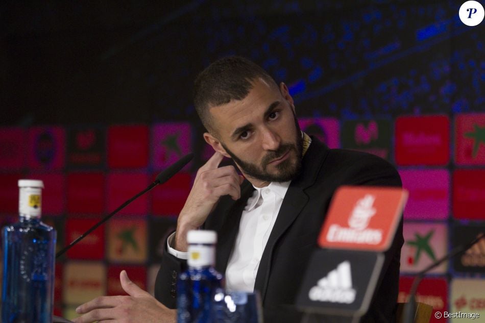 Karim Benzema annonce, lors d'une conférence de presse au stade Santiago Bernabeu, la prolongation de son contrat au club Real Madrid. Le 21 septembre 2017.