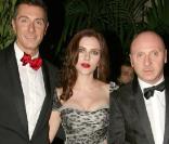 Scarlett Johansson à la soirée Dolce & Gabbana lundi soir à Milan avec les deux créateurs<br />