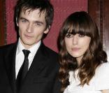 Rupert Friend et sa girlfriend Keira Knightley à l'avant-première de "The Young Victoria", le 3 mars 2009, à l'Odeon de Leicester Square