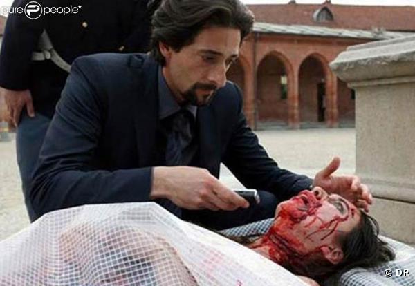 Adrien Brody vient de faire une découverte macabre... dans une scène de "Giallo", de Dario Argento !