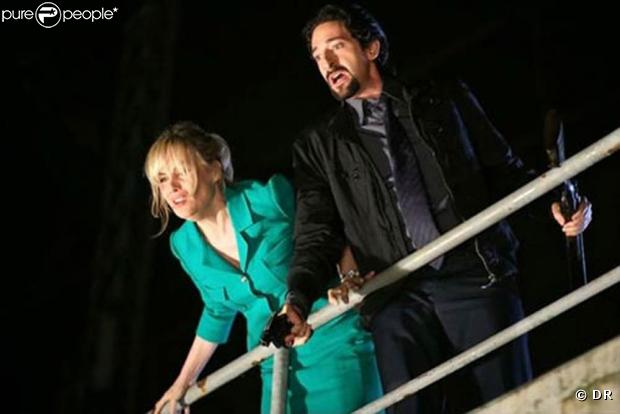 Adrien Brody et Emmanuelle semblent terrifier par ce qui se passe là-dessous ! La star hollywoodienne et l'actrice française dans une scène de "Giallo", de Dario Argento !