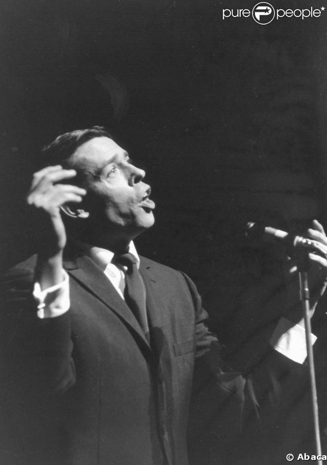 Jacques Brel chante à l'Olympia, en 1961
