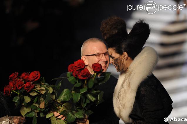 Jean-Paul Gaultier et un mannequin à son défilé automne-hiver 2009  