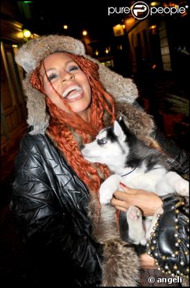 Mia Frye au nouvel an russe chez Castel avec la mascotte