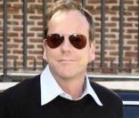 La comédien Kiefer Sutherland à la sortie d'un restaurant à Madrid, le 12 mars 2009, à l'occasion de sa présence en Espagne pour la promotion de 