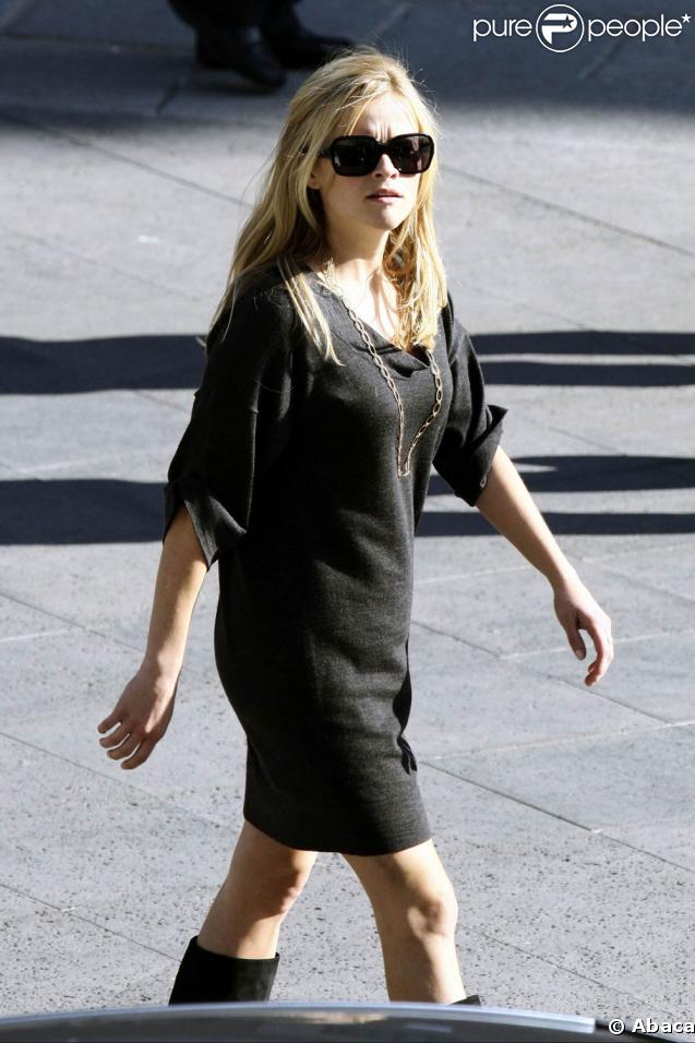 La comédienne Reese Witherspoon à la sortie d'un restaurant, à Madrid, le 12 mars 2009, à l'occasion de sa présence en Espagne pour la promotion de 