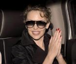 Kylie Minogue arrive  à l'aéroport international Chhatrapati Shivaji de Bombay en Inde le 25 février 2009 