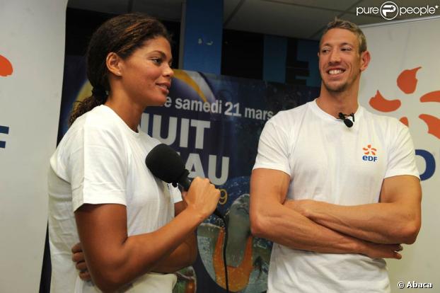 Coralie Balmy et Alain Bernard étaient en amoureux à Antibes pour la Nuit de l'Eau, et se sont mêlés avec plaisir et bonne humeur à leurs jeunes admirateurs !