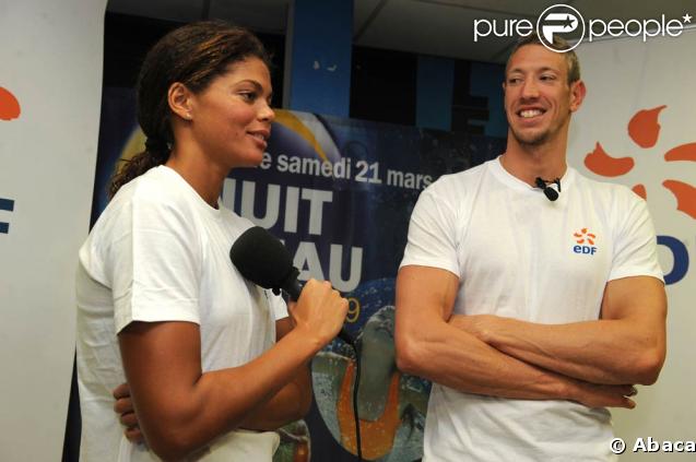 Coralie Balmy et Alain Bernard étaient en amoureux à Antibes pour la Nuit de l'Eau, et se sont mêlés avec plaisir et bonne humeur à leurs jeunes admirateurs !