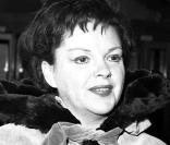 Judy Garland sera incarnée sur les planches et sur grand écran par Anne Hathaway !