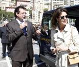 Caroline de Monaco reçoit les clés d'un nouveau minibus pour son association  Jeunes J'écoute . 23/03/09