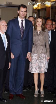 Le Prince Felipe et Letizia d'Espagne avec le ministre de la culture Cesar A. Molina, le président de l'Athénée José Luis Abellan lors de l'ouverture des événements du bicentenaire de l'écrivain Mariano José de Larra - 24 mars 2009