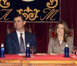 Le Prince Felipe et Letizia d'Espagne avec le ministre de la culture Cesar A. Molina, le président de l'Athénée José Luis Abellan lors de l'ouverture des événements du bicentenaire de l'écrivain Mariano José de Larra - 24 mars 2009