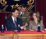 Le Prince Felipe et Letizia d'Espagne avec le ministre de la culture Cesar A. Molina, le président de l'Athénée José Luis Abellan lors de l'ouverture des événements du bicentenaire de l'écrivain Mariano José de Larra - 24 mars 2009