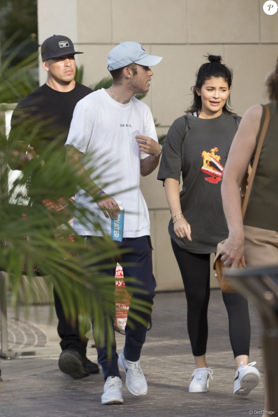 Exclusif - Kylie Jenner dans les rues de Calabasas avec son ami Harry Hudson le 12 septembre 2017