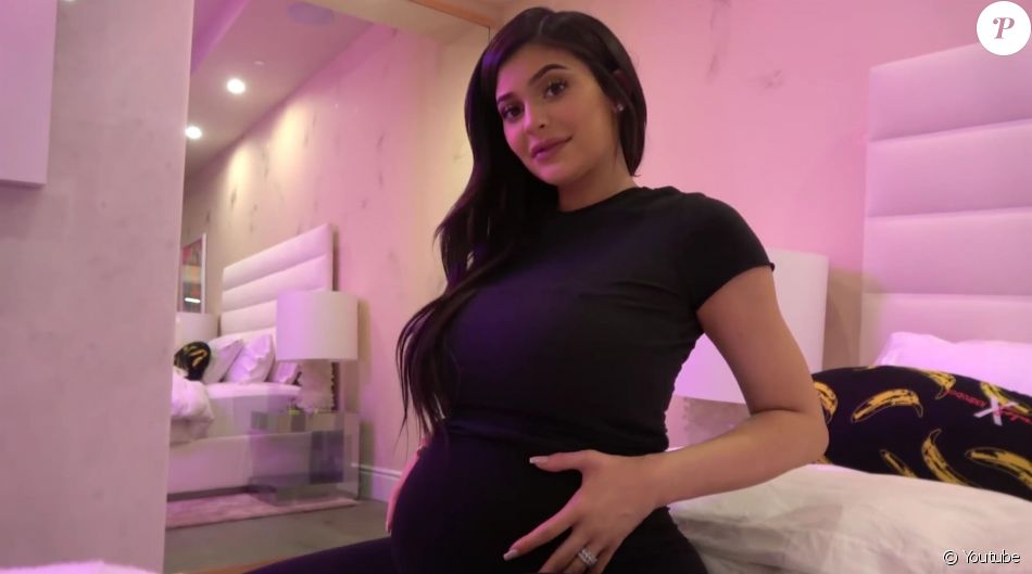 Kylie Jenner (enceinte) dans une vidéo publiée le 4 février 2018 pour annoncer la naissance de sa fille, bébé dont le papa est Travis Scott.