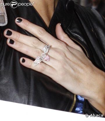 Regardez ma belle bague. T'en as une comme ça Nicole ? Non, car je suis la plus chanceuse des amoureuses !