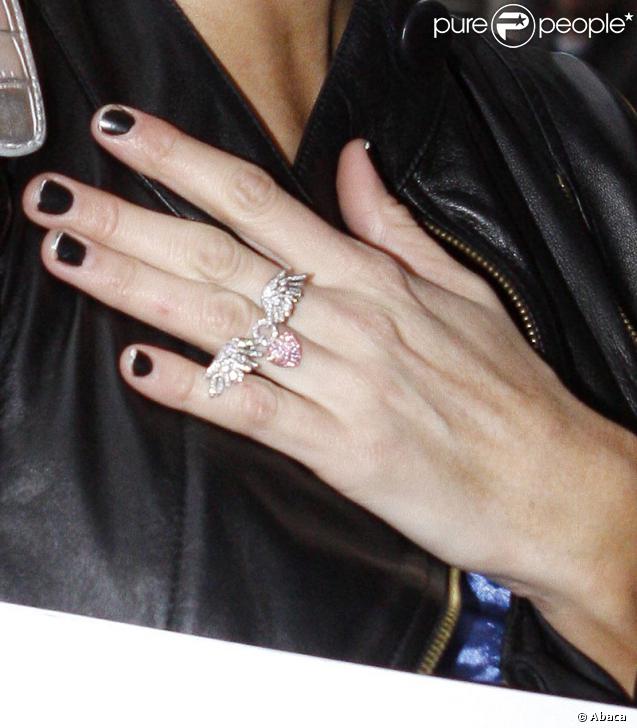 Regardez ma belle bague. T'en as une comme ça Nicole ? Non, car je suis la plus chanceuse des amoureuses ! 