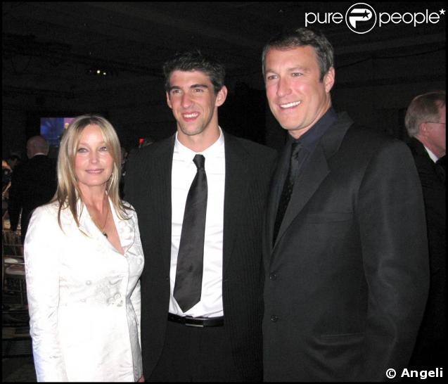 Michael Phelps entouré de Bo Derek et John Corbett à la soirée de charité contre la maladie de Parkinson