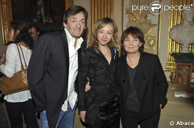 Sylvie Testud, entre Pierre Palmade et Diane Kurys, décorée par Christine Albanel, le 30 mars 2009, au ministère de la Culture, à Paris.