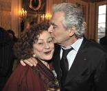 Pierre Arditi, très fier de sa soeur Catherine, décorée par Christine Albanel, le 30 mars 2009, au ministère de la Culture, à Paris.
