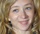 Sylvie Testud, décorée par Christine Albanel, le 30 mars 2009, au ministère de la Culture, à Paris.