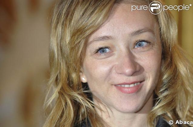 Sylvie Testud, décorée par Christine Albanel, le 30 mars 2009, au ministère de la Culture, à Paris.