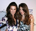 Les filles de Andie MacDowell, Rainey (à gauche) et Sarah Margaret (à droite) lors de la soirée de charité Dress to Kilt organisée par Sean Connery et sa femme Lady Micheline le 30 mars 2009