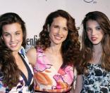 Andie MacDowell et ses filles Sarah Margaret (à droite) et Rainey (à gauche) lors de la soirée de charité Dress to Kilt organisée par Sean Connery et sa femme Lady Micheline le 30 mars 2009
