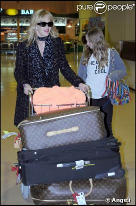 Melanie Griffith et sa fille à l'aéroport de Malaga, en Espagne, hier