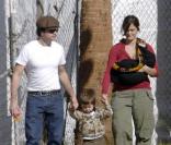 Carrie-Anne Moss et son mari Steven Roy avec leurs deux enfants en décembre 2003 