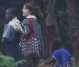 Promenade en famille pour Madonna au Malawi avec la petite Mercy James, le 1er avril 2009