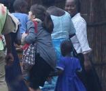 Promenade en famille pour Madonna au Malawi avec la petite Mercy James, le 1er avril 2009