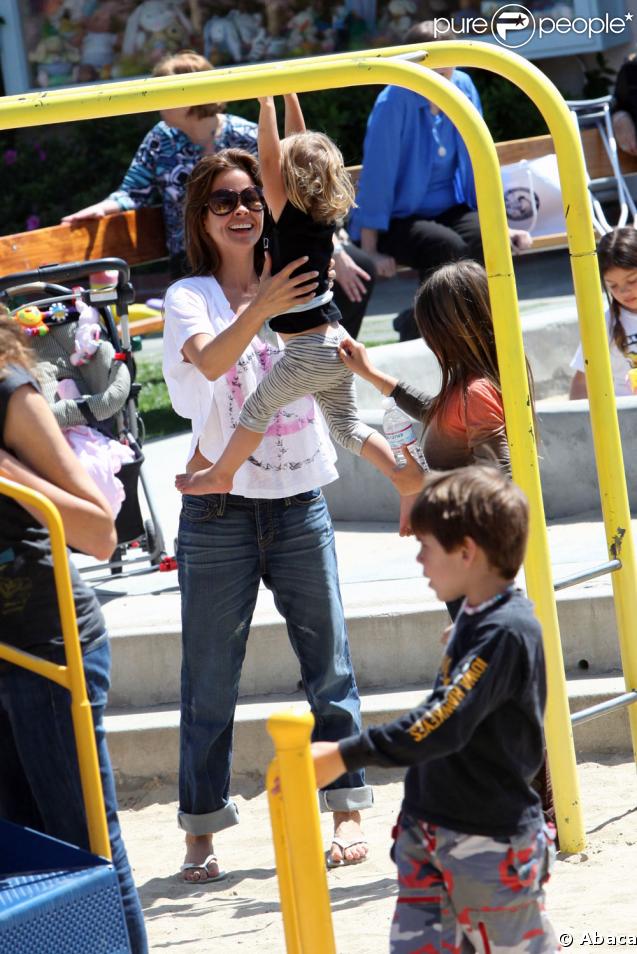 Brooke Burke une maman parfaite avec ses enfants au parc de Malibu le 5 avril