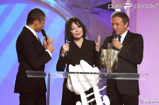Juliette Gréco entourée de Nagui et Michel Drucker reçoit une Victoire d'honneur pour l'ensemble de sa carrière en mars 2007