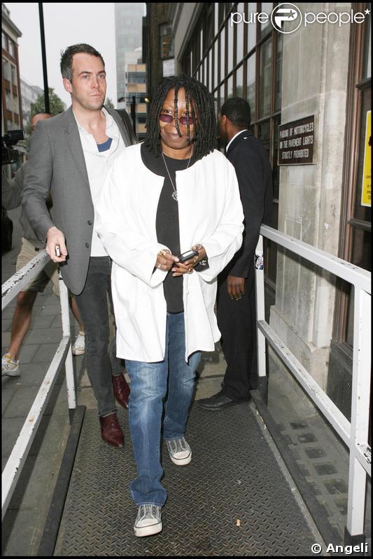Whoopi Goldberg arrivant dans les studios de Radio 1 à Londres le 3 avril 2009