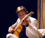 Thomas Dutronc dans son spectacle 'Les Esprits Manouches et Thomas Dutronc'