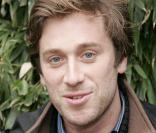 Thomas Dutronc a le sourire : son album swingue à merveille