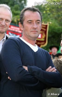 Christophe Dechavanne vient d'acquérir les droits du livre ''Le Courage d'une mère''