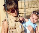 Jessica Alba parfaite en petite robe et chaussures Darel avec sa fille Honor hier dans un parc de Beverly Hills