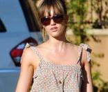 Jessica Alba parfaite en petite robe et chaussures Darel avec sa fille Honor hier dans un parc de Beverly Hills