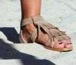Jessica Alba parfaite en petite robe et chaussures Darel avec sa fille Honor hier dans un parc de Beverly Hills