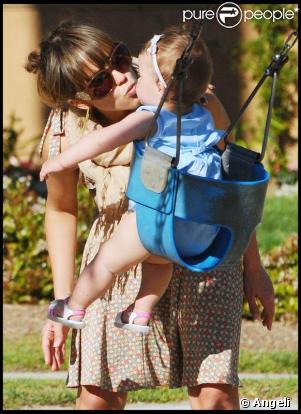 Jessica Alba parfaite en petite robe et chaussures Darel avec sa fille Honor hier dans un parc de Beverly Hills