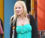 La chanteuse Jewel, avec une béquille, hier, à LA 
