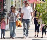 Gavin Rossdale se promène avec Kingston et la nounou, le 6 avril 2009