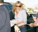 Sienna Miller à l'aéroport de L.A, en mode casual chic ! Le 1er avril 2009 